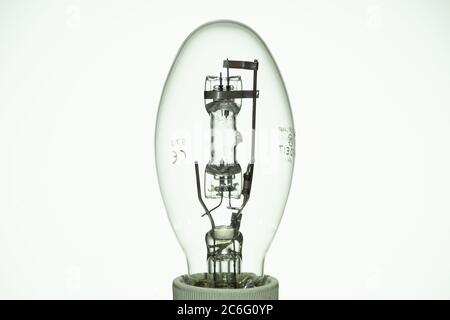 Una lampada al mercurio trasparente da 50 W realizzata in Iwasaki su sfondo bianco, che mostra la costruzione degli interni. Lampada al vapore di mercurio, HID Foto Stock