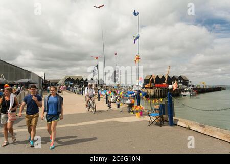 I turisti possono godersi una giornata fuori a Whitstable Bay e al porto, Whitstable, Kent, Inghilterra, Regno Unito Foto Stock