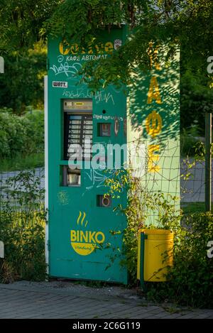 Distributore di caffè espresso all'aperto divertente posizionato sotto un albero nelle strade di Sofia Bulgaria Foto Stock