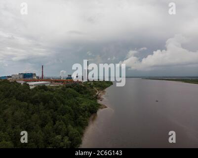 Luglio, 2020 - Arkhangelsk Pulp and Paper Mill. Una grande pianta sulle rive del fiume. Russia, regione di Arkhangelsk, la città di Novodvinsk Foto Stock