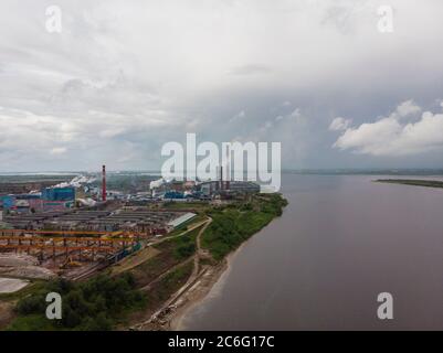 Luglio, 2020 - Arkhangelsk Pulp and Paper Mill. Una grande pianta sulle rive del fiume. Russia, regione di Arkhangelsk, la città di Novodvinsk Foto Stock