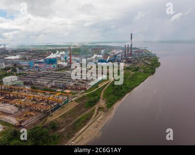 Luglio, 2020 - Arkhangelsk Pulp and Paper Mill. Una grande pianta sulle rive del fiume. Russia, regione di Arkhangelsk, la città di Novodvinsk Foto Stock