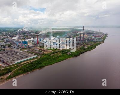 Luglio, 2020 - Arkhangelsk Pulp and Paper Mill. Una grande pianta sulle rive del fiume. Russia, regione di Arkhangelsk, la città di Novodvinsk Foto Stock