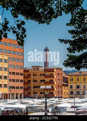 Mercato all'aperto di Bologna, con la torre Asinelli in lontananza. Bologna, Italia. Foto Stock