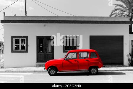 Auto rossa in un ambiente mediterraneo Foto Stock