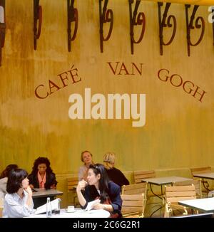 Arles, Francia - 24 luglio 2017: Cafe Van Gogh a Place du Forum ad Arles. Provenza, Francia. Si tratta della stessa Cafe Terrace dipinta da Vincent van Gogh Foto Stock