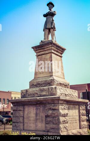 Il generale confederato Hatton, armi attraversate con la statua di spada su una base di pietra sulla piazza del paese in Libano, TN, USA Foto Stock