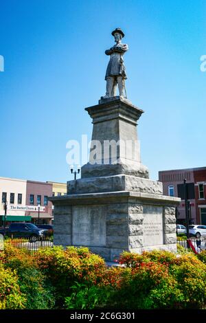 Il generale confederato Hatton, armi attraversate con la statua di spada su una base di pietra sulla piazza del paese in Libano, TN, USA Foto Stock