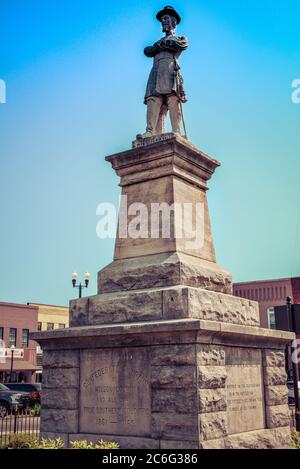 Il generale confederato Hatton, armi attraversate con la statua di spada su una base di pietra sulla piazza del paese in Libano, TN, USA Foto Stock