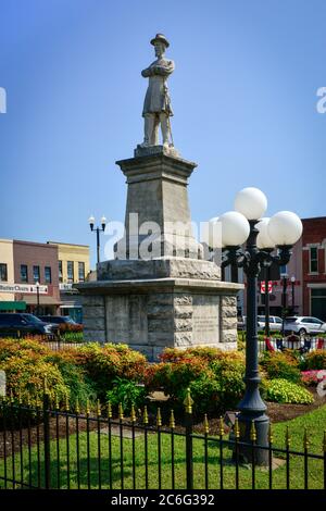 Il generale confederato Hatton, armi attraversate con la statua di spada su una base di pietra sulla piazza del paese in Libano, TN, USA Foto Stock