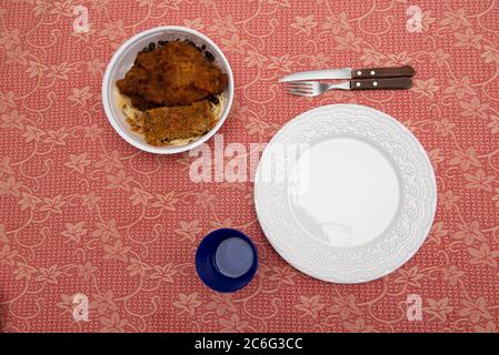 Vista dall'alto della scatola in polistirolo con cibo - Donna che prende il cibo dal pranzo al sacco (pranzo al sacco). I ristoranti consegnano cibo a casa dei clienti durante il Covid-19 p. Foto Stock