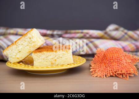 Tipici cibi di giugno Party su un tavolo di legno: Popcorn, torta di farina di mais e un piccolo cappello di campagna. Spazio di copia. Messa a fuoco selettiva. Foto Stock