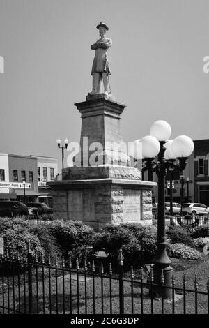 Il generale confederato Hatton, armi attraversate con la statua di spada su una base di pietra sulla piazza del paese in Libano, TN, USA Foto Stock