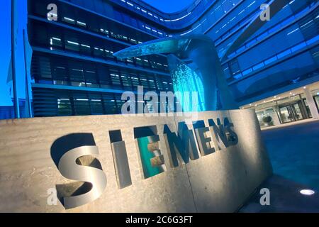 Monaco, Germania. 09 luglio 2020. Vista esterna della sede centrale, dell'edificio, della sede centrale di Werner von Siemens Strasse 1 a Muenchen con aftert. Scritta, logo, illuminata. | utilizzo in tutto il mondo credito: dpa/Alamy Live News Foto Stock