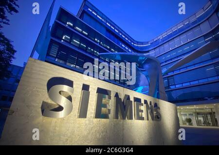 Monaco, Germania. 09 luglio 2020. Vista esterna della sede centrale, dell'edificio, della sede centrale di Werner von Siemens Strasse 1 a Muenchen con aftert. Scritta, logo, illuminata. | utilizzo in tutto il mondo credito: dpa/Alamy Live News Foto Stock