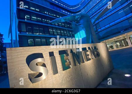 Monaco, Germania. 09 luglio 2020. Vista esterna della sede centrale, dell'edificio, della sede centrale di Werner von Siemens Strasse 1 a Muenchen con aftert. Scritta, logo, illuminata. | utilizzo in tutto il mondo credito: dpa/Alamy Live News Foto Stock