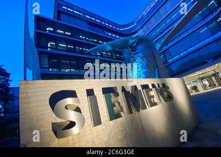 Monaco, Germania. 09 luglio 2020. Vista esterna della sede centrale, dell'edificio, della sede centrale di Werner von Siemens Strasse 1 a Muenchen con aftert. Scritta, logo, illuminata. | utilizzo in tutto il mondo credito: dpa/Alamy Live News Foto Stock