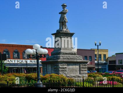 Il generale confederato Hatton, armi attraversate con la statua di spada su una base di pietra sulla piazza del paese in Libano, TN, USA Foto Stock