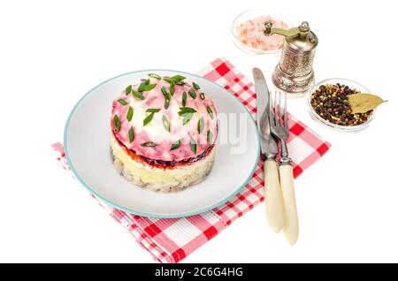 Insalata di verdure con patate, carote, deeti e aringhe con maionese Foto Stock