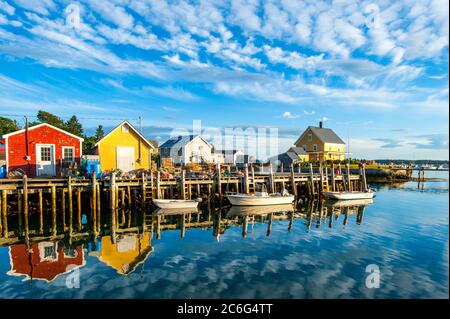 Molo per la pesca con boe di aragoste, trappole e baracche, Carvers Harbour, Vinalhaven, Maine Foto Stock