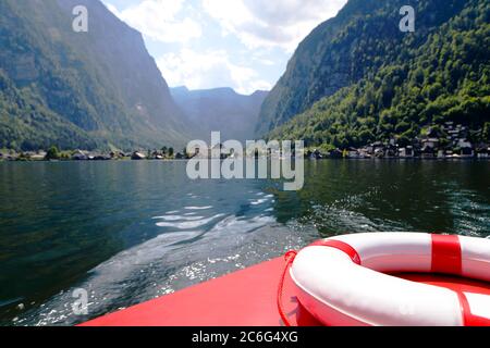 Cartello di sicurezza, salvagente sulla barca rossa in acque verdi del lago alpino di montagna, Austria Foto Stock