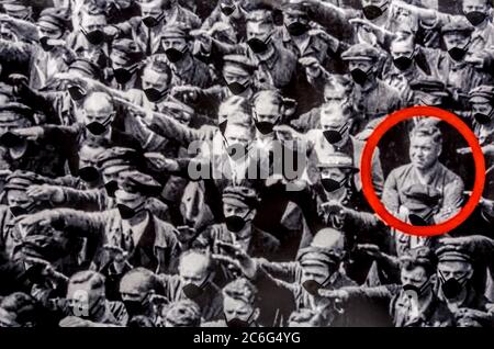 Maskquerade è stato creato nel luglio 2020 dall'artista al Terego, e basato sull'immagine fotografica di Gustav Wegert (non agosto Landmesser come credeva); Nota come la possibile identità del "uomo" che compare in una fotografia del 1936, rifiutando cospicuamente di fare il saluto nazista con gli altri lavoratori che hanno fatto-a seguito dell'epidemia di virus COVID-19 nel 2020, che vedere la parola in blocco virtuale, l'uso di maschere era obbligatorio in alcuni paesi, mentre molti si rifiutavano di indossare, causando così un 'vivide' tra coloro che pro o anti-maschera-indossano in pubblico. Foto Stock