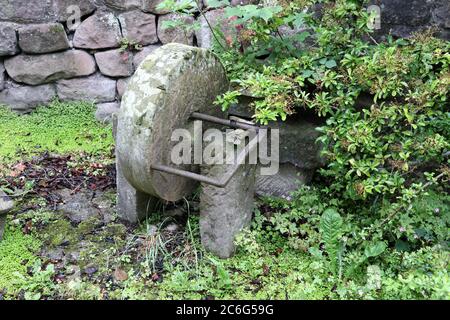 Vintage vecchia mola di affilatura coltelli da cucina e assi/ isolato su  bianco con patch. Giornata di sole outdoor shot Foto stock - Alamy