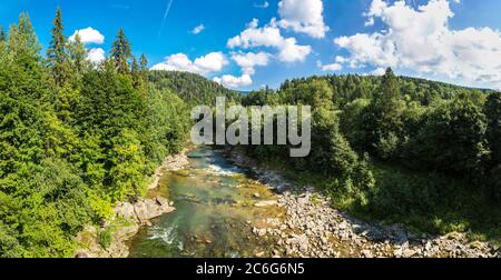 Il fiume di montagna Prut e cascate in Yaremche, Carpazi, Ucraina Foto Stock