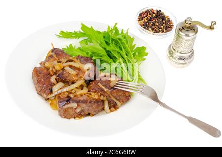 Pezzi di fegato fritto con cipolle, foglie fresche di insalate Foto Stock