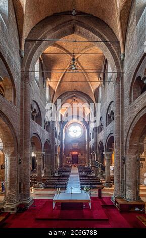 Altare e navata visti dal pulpito della Cattedrale di Modena. Italia. Foto Stock