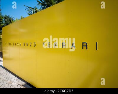 Cartello giallo esterno del Museo Enzo Ferrari. Modena. Italia. Foto Stock