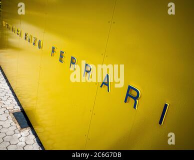 Cartello giallo esterno del Museo Enzo Ferrari. Modena. Italia. Foto Stock