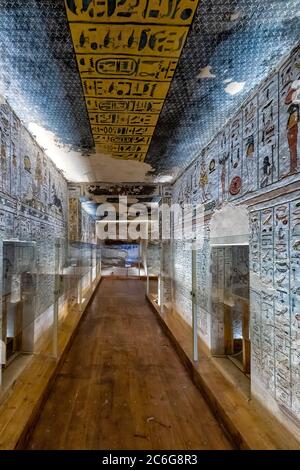 La camera di sepoltura si può vedere dall'interno il secondo anticamera del KV 11, la tomba del faraone egiziano Ramesses III Foto Stock