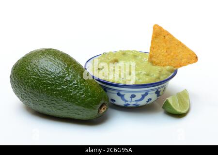 Ciotola con scaglie di guacamole, avocado, lime e tortilla, Germania Foto Stock