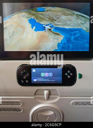 Schermo che mostra la posizione del volo Dubai sullo schienale in aereo, Emirates Airline, vista interna, Dubai, Emirati Arabi Uniti Foto Stock