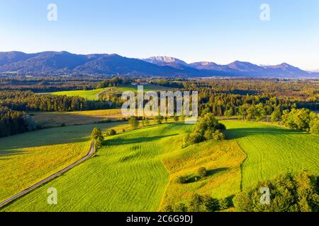 Paesaggio culturale vicino a Nantesbuch, vicino a Bad Heilbrunn, Toelzer Land, registrazione di droni, prefazione alpina, alta Baviera, Baviera, Germania Foto Stock