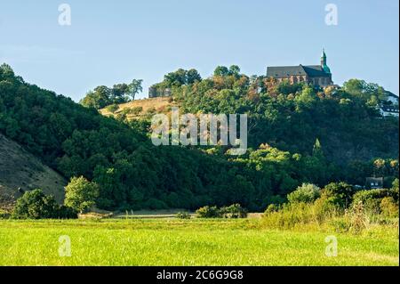 Schlossberg con rovine del castello e la collegiata di San Giovanni Battista, Amoeneburg, Assia, Germania Foto Stock