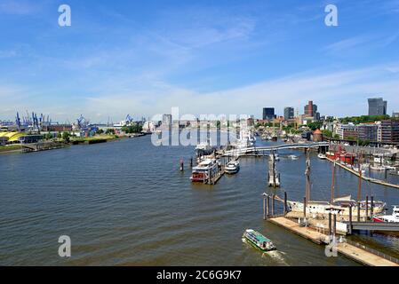 Vista dalla sala concerti Elbe Philharmonic Hall verso Landungsbruecken, Speicherstadt, Hafencity, Amburgo, Germania Foto Stock