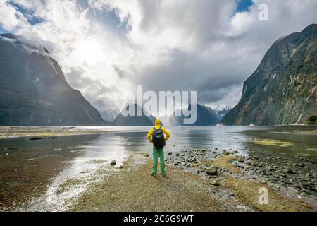 Il giovane guarda fuori sopra il fiordo, Mitre Peak, Milford Sound, Fiordland National Park, te Anau, Southland, South Island, Nuova Zelanda Foto Stock