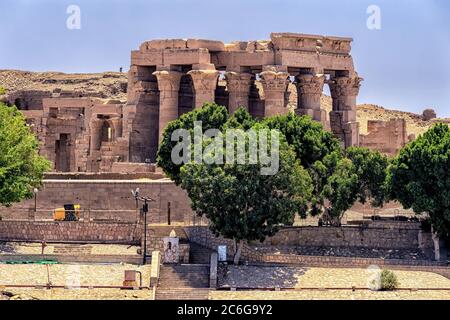 Vista sul fiume delle colonne della capitale del tempio Kom Ombo, dedicato agli dei Sobek e Haroeris Foto Stock