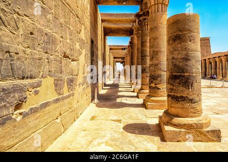 Colonnato nel cortile del tempio di Philae di Iside sull'isola di Agilkia ad Assuan Foto Stock