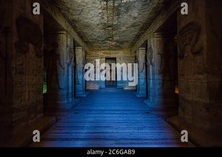 La grande sala del Tempio di Hathor ad Abu Simbel, dedicata alla moglie di Ramesses II, Nefertari, è decorata con sei grandi colonne di totem Hathor Foto Stock