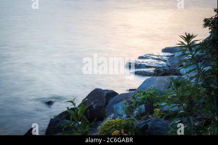 Esposizione lunga del lago roccioso Foto Stock