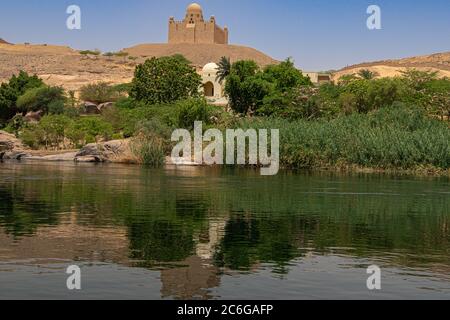 Il Mausoleo di Mohammed Shah Aga Khan visto dal fiume Nilo ad Assuan Foto Stock