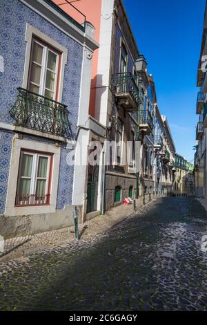 Vista sulla strada di un edificio con piastrelle portoghesi nel quartiere Alfama di Lisbona Foto Stock