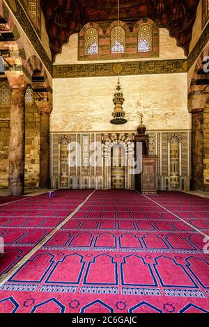 La Sala di preghiera che mostra il Mihrab (nicchia di preghiera) e Minbar (pulpito) nella Moschea al-Nasir Muhammad al Cairo Foto Stock