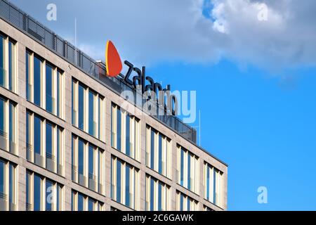 Berlino, Germania, 06/14/2020: Negozio online Zalando, sede centrale del fiume Sprea a Berlino, Friedrichshain, Foto Stock