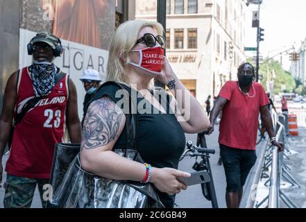 Il sostenitore di Trump che indossa la maschera faccia rende l'America grande ancora mostrando disappunto con il sindaco Bill De Blasio, al Sharpton & volontari dipingono il murale Black Lives Matter sulla 5th Avenue di fronte alla Torre di Trump. Trump Tower è stato la sede della campagna elettorale del presidente 2016 e possiede un appartamento in quell'edificio. Il presidente Trump ha fatto brillare Black Lives Matter come "simbolo di odio" l'8 luglio 2020 e ha affermato che la città avrebbe rovinato il "lusso" di Midtown dipingendo un murale del famoso grido di rally davanti al suo grattacielo più pregiato. (Foto di Lev Radin/Pacific Press) Foto Stock