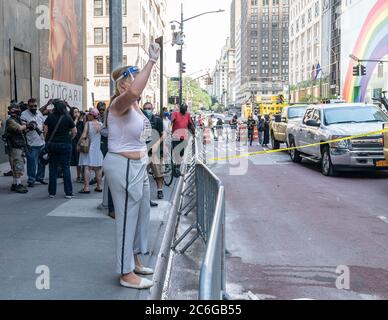 Il sostenitore di Trump che indossa la maschera faccia rende l'America grande ancora mostrando disappunto con il sindaco Bill De Blasio, al Sharpton & volontari dipingono il murale Black Lives Matter sulla 5th Avenue di fronte alla Torre di Trump. Trump Tower è stato la sede della campagna elettorale del presidente 2016 e possiede un appartamento in quell'edificio. Il presidente Trump ha fatto brillare Black Lives Matter come "simbolo di odio" l'8 luglio 2020 e ha affermato che la città avrebbe rovinato il "lusso" di Midtown dipingendo un murale del famoso grido di rally davanti al suo grattacielo più pregiato. (Foto di Lev Radin/Pacific Press) Foto Stock