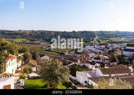 La piccola città di Obidos, Portogallo, che vanta un castello medievale Foto Stock